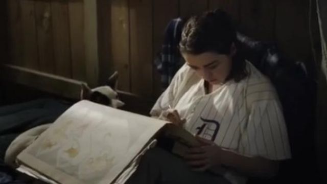 The jersey baseball Detroit Tigers Millie's (Maisie Williams) in " The Book of Love