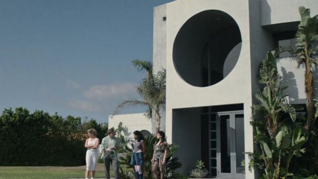 La villa Circles On the Point de Sebastian 'Bash' Howard (Chris Lowell) dans GLOW