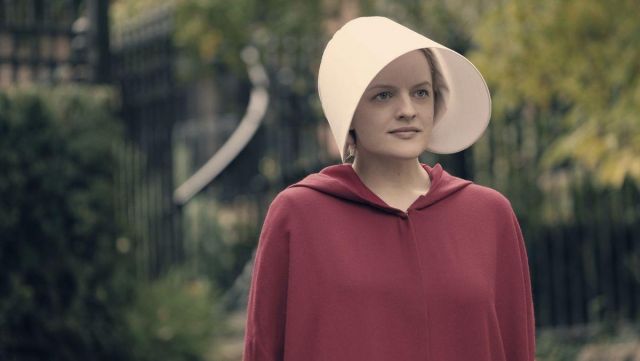 The red tunic of handmaid Offred / June (Elisabeth Moss) in The Handmaid''s Tale : The Handmaid's tale