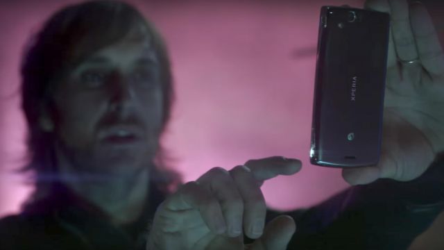 The Sony Ericsson smartphone Xperia Play of David Guetta in its clip Little Bad Girl