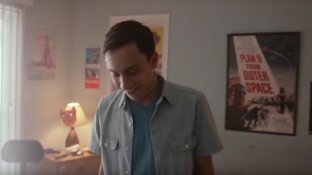 le poster  du film Plan 9 from Outer Space dans la chambre d'Ethan (Logan Miller) dans The Good Neighbor