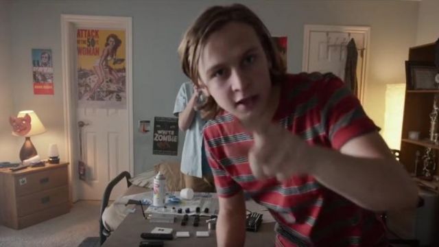 l'affiche du film Attack of the 50 ft woman  vue dans la chambre de Ethan (Logan Miller) dans le film The good Neighbor