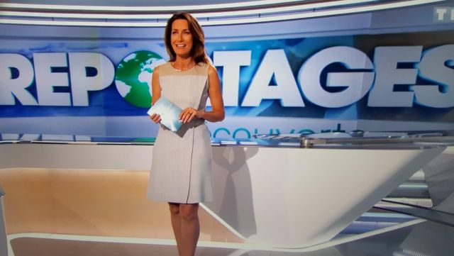 La robe blanche et beige de Anne-Claire Coudray au journal de TF1 le dimanche 02/07