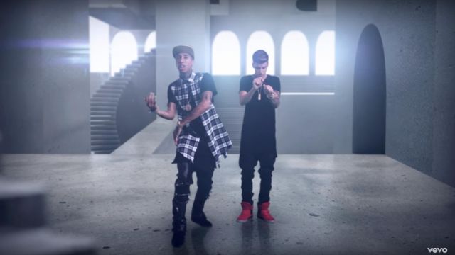 The sneakers Supra Skytop IV red Justin Bieber in the clip Wait For A Minute Tyga