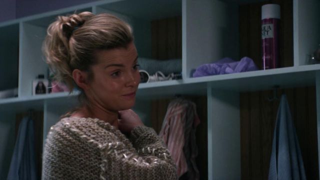 Lotion Oil of Olay Debbie Eagan (Betty Gilpin) in Glow-S01E01