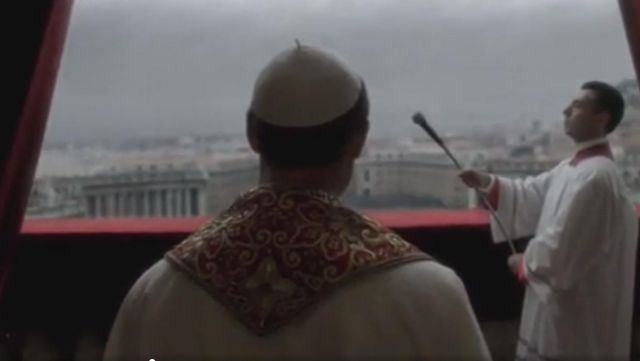 La Place Saint-Pierre Vatican dans The Young Pope S01E01 (Jude Law)
