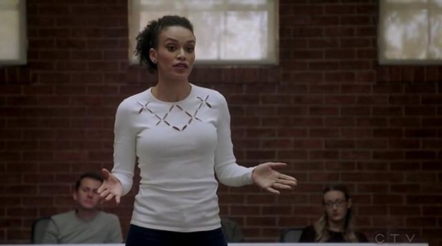 The white top of Dayana Mampasi (Pearl Thusi) in Quantico S02E03