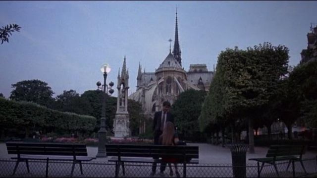 Le Square Jean XXIII à Paris dans Lunes de fiel