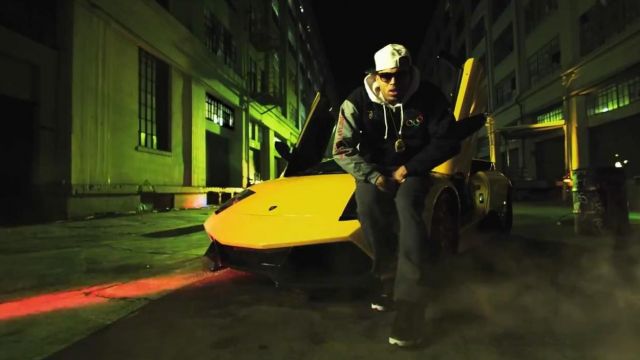 La Lamborghini Murcielago LP670-4 SV jaune dans le clip Look At Me de Chris Brown