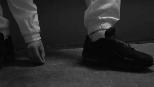 Les sneakers Nike Air Max Zero noires de GAV dans le clip Jusqu'au dernier gramme de PNL
