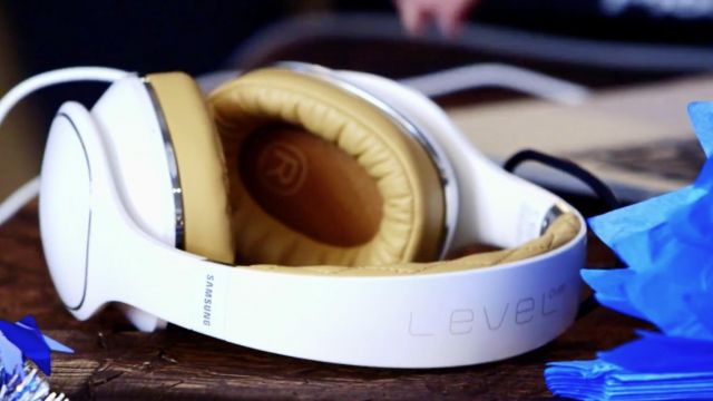 The headphone audio Samsung LEVELover in the clip Birthday by Katy Perry