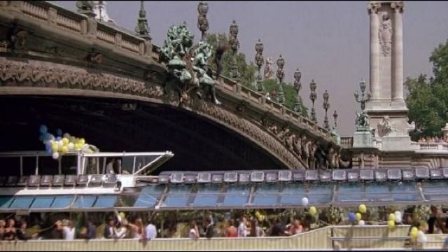 Le Pont Alexandre III à Paris dans Dangereusement Vôtre