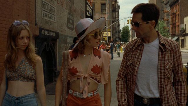 The pink top with flowers of Iris Steensma / Easy (Jodie Foster) in Taxi Driver