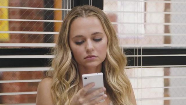 The smartphone Sony Xperia Z5 white of Bethany (Madison Iseman) in Jumanji : Welcome to the jungle