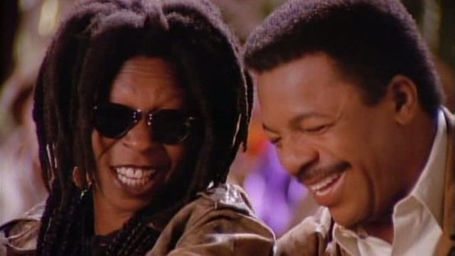 Sunglasses Ray-Ban Wayfarer custom Whoopie Goldberg in the movie clip Liberian Girl de Michael Jackson