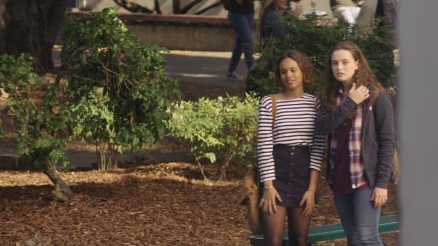 The skirt of Jessica Davis (Alisha Boe) in 13 Reasons Why S01E02