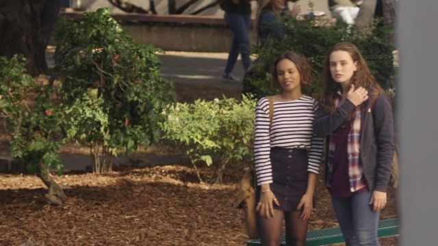 Skirt navy blue Jessica Davis (Alisha Boe) in 13 Reasons Why S01E02