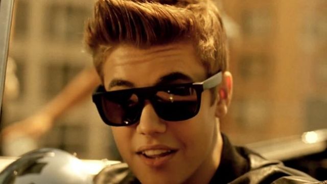 Video shows Justin Bieber refusing to hug a fan - BBC News