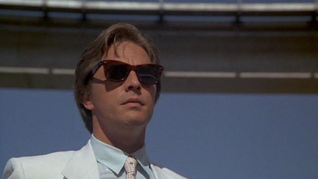 Les lunettes de soleil RayBan Wayfarer II de James Crockett / Sonny (Don Johnson) dans Deux flics à Miami