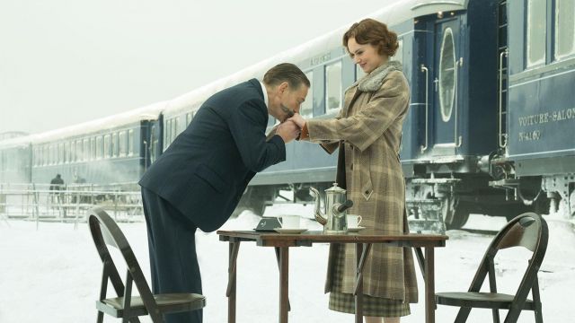 The long coat plaid Mary Debenham (Daisy Ridley) in The crime of the Orient Express