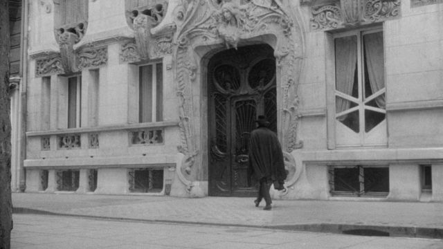 The apartment Judex at 29 Avenue Rapp in Paris in the film of Georges Franju