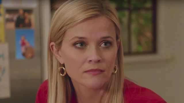 Les boucles d'oreilles rondes de Alice Kinney (Reese Witherspoon) dans Home Again