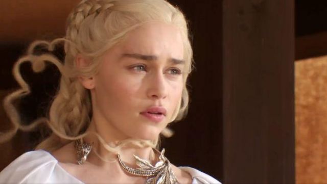 Le collier dragon de Daenerys (Emilia Clarke) dans Game of Thrones saison 5