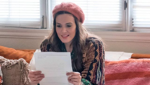 The beret pink fur Rebecca Pearson (Mandy Moore) in This is us