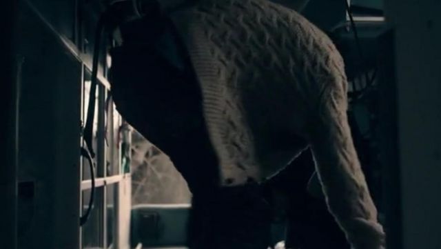 The vest cashmere of Luke (O. T. Fagbenle) in The Handmaid's Tale S01E07