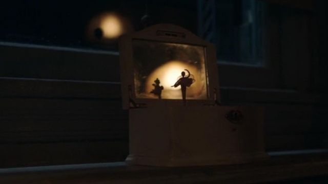 the music box of Offred (Elisabeth Moss) in Handmaid''s Tale S01E08