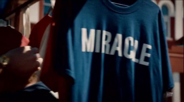 The t-shirt blue MIRACLE in The Leftovers S02E01