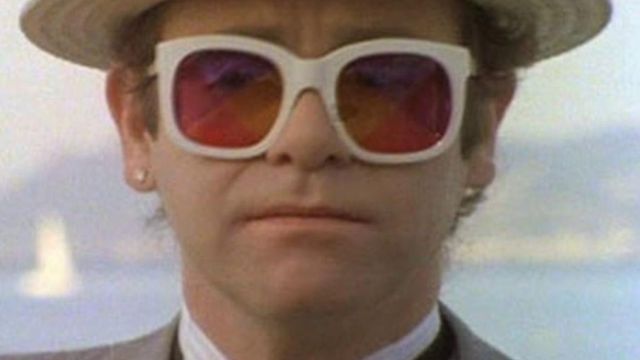 The white sunglasses Sir Winston to Elton John in her video clip " I'm Still Standing