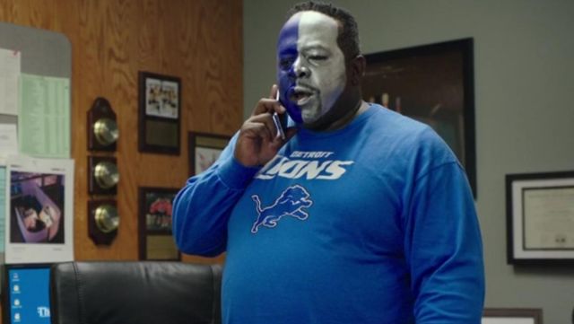 Le sweatshirt bleu des Detroit Lions de Lou Dunne (Cedric the Entertainer) dans The Boyfriend : Pourquoi lui ?
