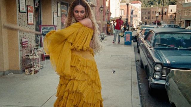 La robe jaune à plis de Beyonce dans le clip Hold up