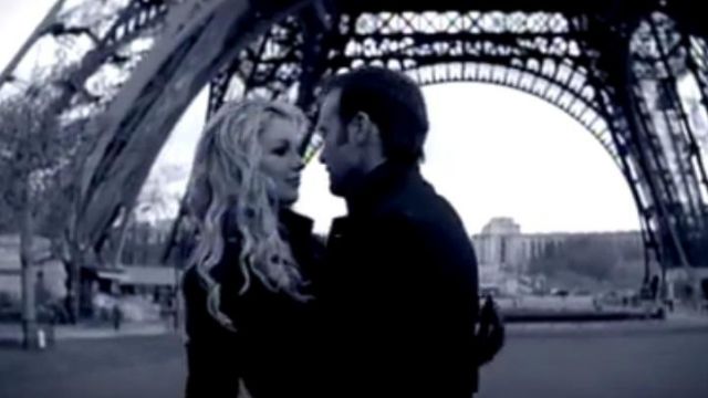 The Eiffel Tower is seen in the clip Let's make love by Tim McGraw and Faith Hill