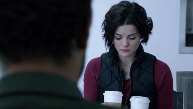 The down jacket without sleeve of Jane Doe (Jaimie Alexander) in Blindspot S01E01