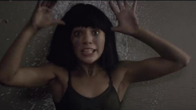 The black wig of Maddie Ziegler in the clip The greatest Sia