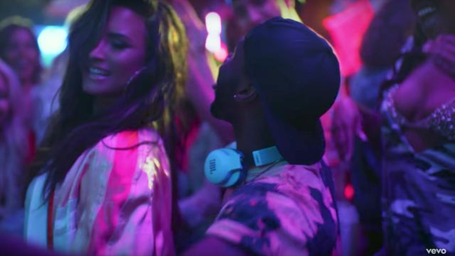 Le casque audio blanc JBL dans le clip Sorry not Sorry de Demi Lovato