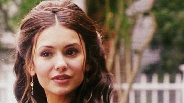 Les boucles d'oreilles de Katherine Pierce (Nina Dobrev) dans The Vampire Diaries