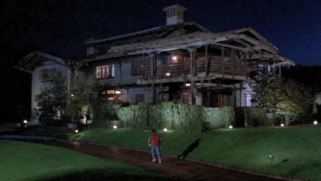 La maison de Doc Emmett Brown (Christopher Lloyd) à Pasadena (Californie, Etats-Unis) dans Retour vers le futur
