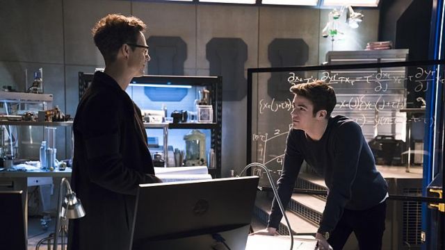 The table transparent Harrison Wells (Tom Cavanagh) in The Flash S01E10