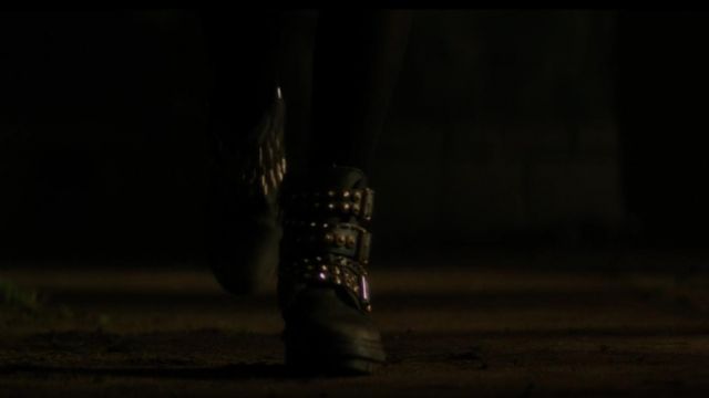 The boots with nails of Samantha (Zoey Deutch) in The Last day of my life
