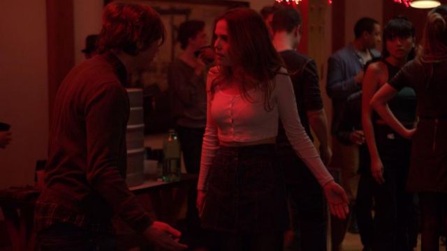 The white top of Samantha (Zoey Deutch) in The Last day of my life