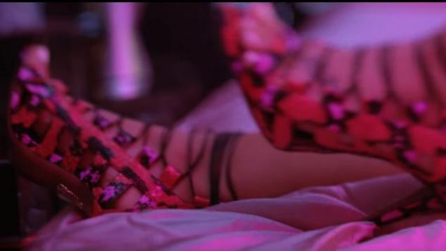 Les sandales python de Demi Lovato dans le clip Cool for the summer