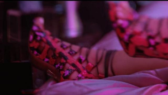 Les sandales python de Demi Lovato dans le clip Cool for the summer