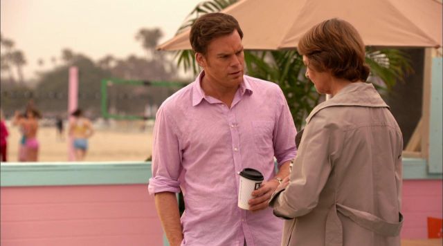 La chemise rose de Dexter Morgan (Michael C. Hall) dans Dexter S08E04
