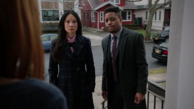 La chemise rose à nœud de Joan Watson (Lucy Liu) dans Elementary S05E17