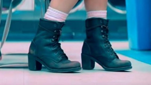 Les bottines petit talon en cuir noir portées par Debora (Lily James) dans le film Baby Driver