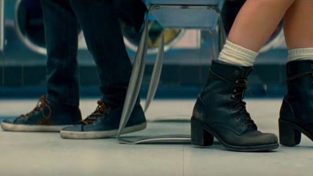 Las botas de tacón de cuero negro usadas por Debora (Lily James) en la película Baby Driver