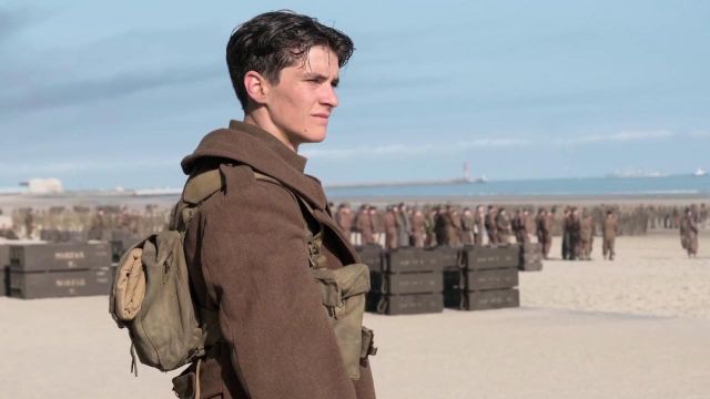 Manteau de soldat frissonnant porté par Tommy (Fionn Whitehead) vu dans le film Dunkerque